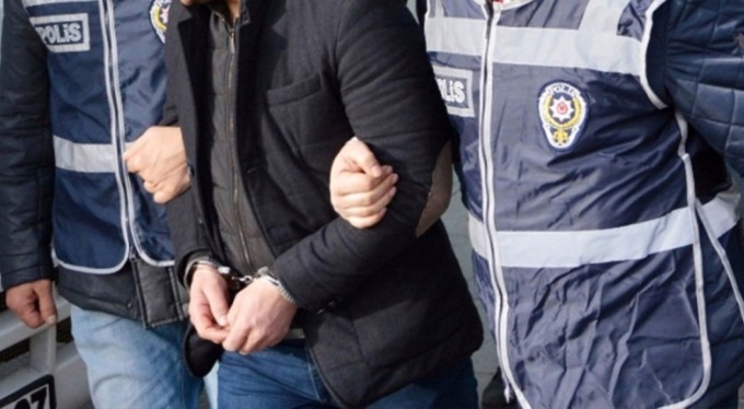 Firari FETÖ'cüye bilgi sızdıran polis tutuklandı