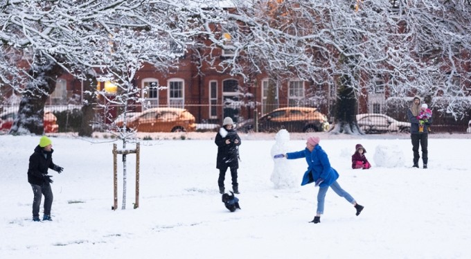 İngiltere'de sokaklar beyaza büründü: Okullar tatil edildi