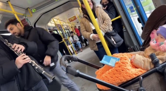 Bursa Metrosu'nda ağlayan bebeği klarnet ile uyuttular