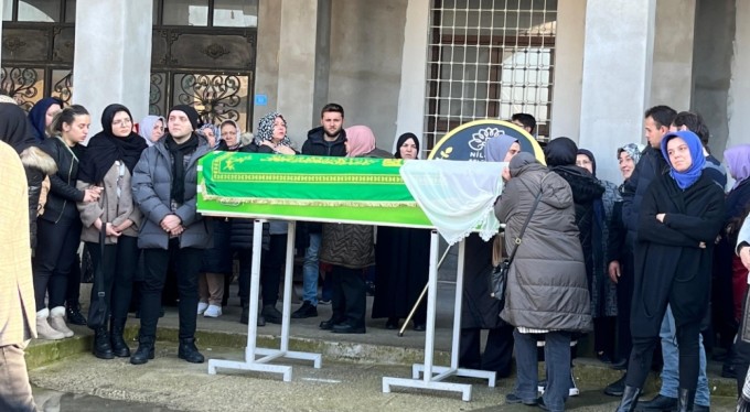 BUrsa'da lüks rezidansın 10. katından düşerek hayatını kaybeden genç kadın toprağa verildi