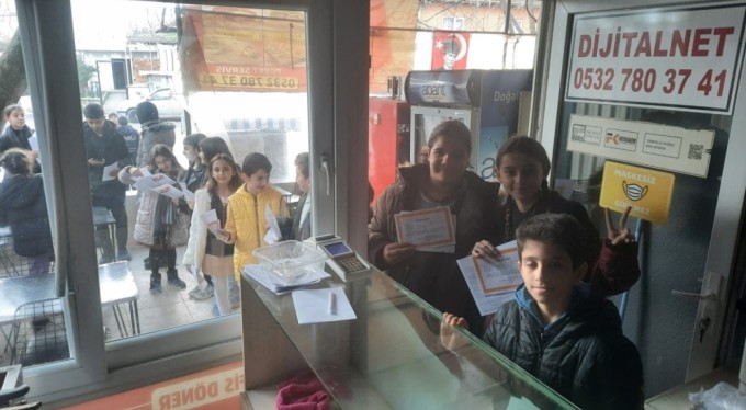 Bursa'da takdir belgesini gösteren karnını doyurdu