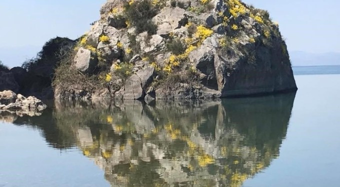 Göle yansıyan kayada şok eden figür...