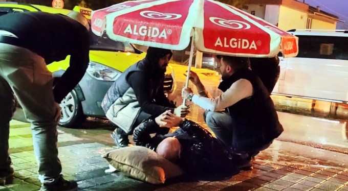 Bursa'da otomobil çarpan yaralıyı yağmurdan böyle korudular