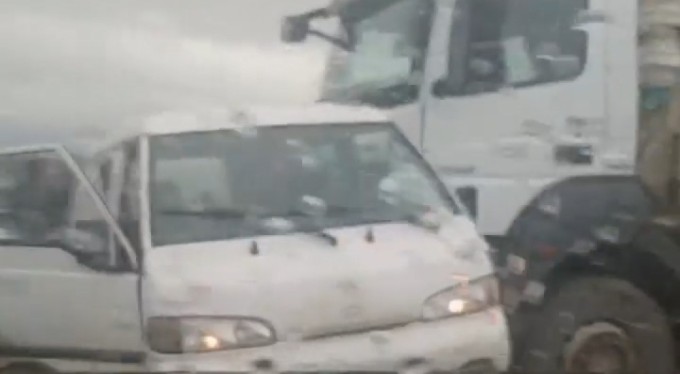 Bursa'da yağışlı havada duramayan kamyon zincirleme kazaya sebep oldu