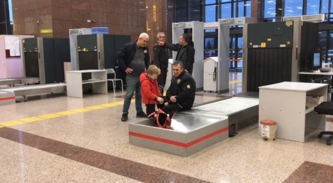 Bursa'da havaalanında çantadan çıkanlar polisi şok etti!