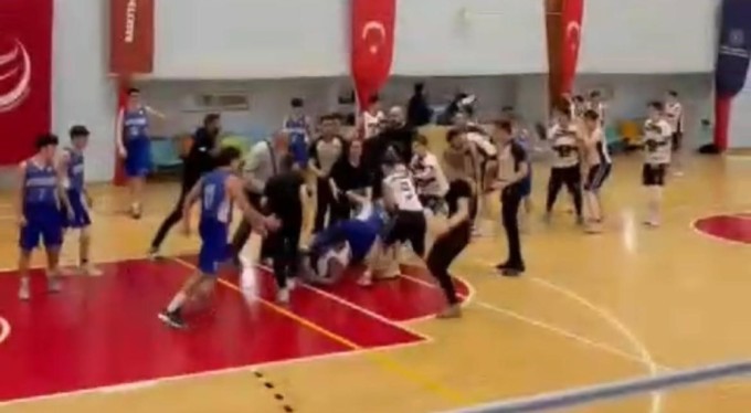 Bursa'da basketbol sahası boks ringine döndü! Güvenlik görevlileri güçlükle ayırdı