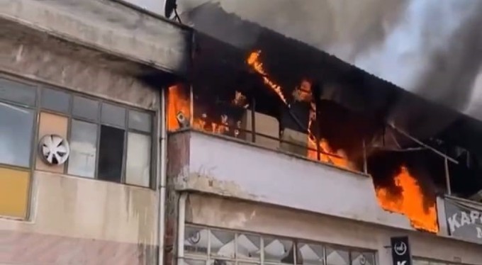 Bursa'da mobilya imalathanesinde korkutan yangın!