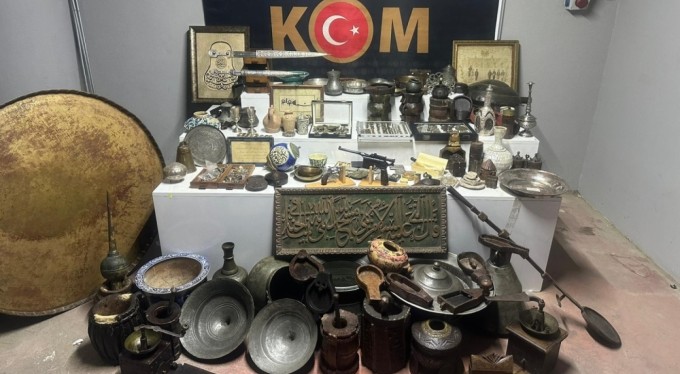 Bursa'daki operasyonda bir evden yüzlerce tarihi eser ele geçirildi!