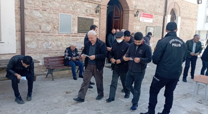 Polis namaz sonrası broşür dağıttı