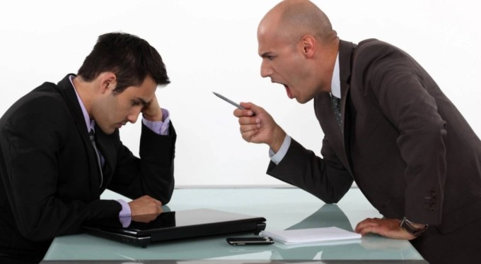 İşçiyi aşağılayan patron yandı