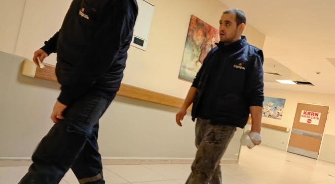 Bursa'da işçi bıçağı eline sapladı