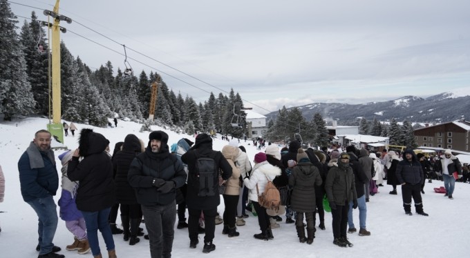 Uludağ'da teleferik ve telesiyej izdihamı, metrelerce kuyruk oluştu!