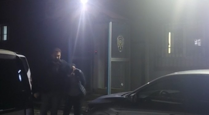 Kafeteryada silahlı saldırı! Motokurye kıyafetiyle gelip ateş açtı, kaçarken bıçaklandı