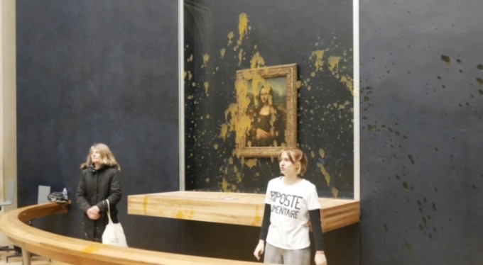 Dünyaca ünlü Mona Lisa tablosuna çorbalı saldırı!