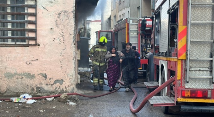 Bursa'da yangında can pazarı! 2'si çocuk 4 kişi son anda kurtarıldı