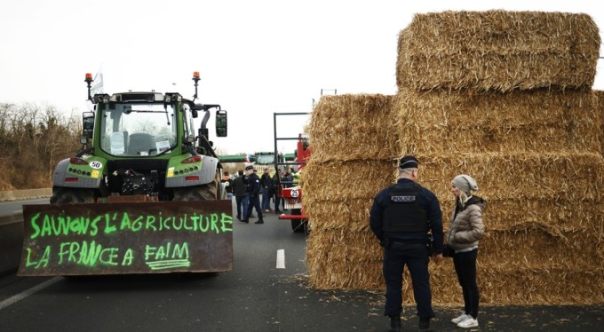 Fransa'da çiftçiler otoyolları kapatarak Paris'i abluka altına aldı