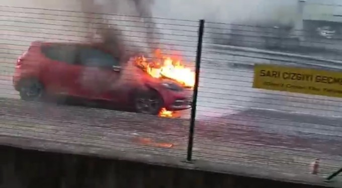 Bursa'da seyir halindeki otomobil alev alev yandı!