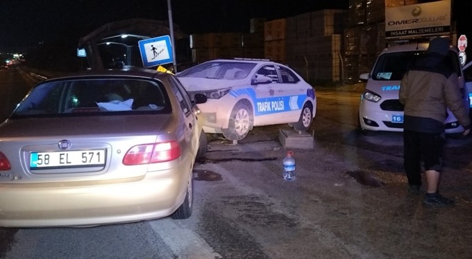 Bursa'da otomobil yol kenarındaki polis oto maketine çarptı!