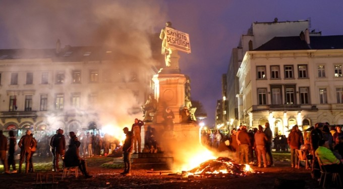 Avrupalı çiftçiler bin 200 traktörle AP binasını kuşattı