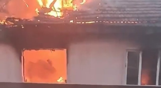 Bursa'da binanın 2. katı alev alev yandı!