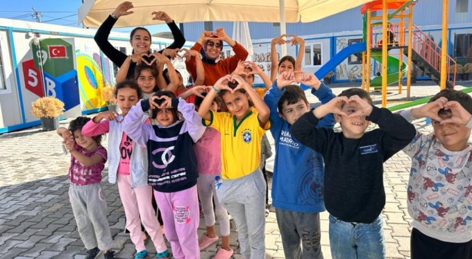 Uludağ Enerji depremin yıl dönümünde Hatay'da umut ışığı olmaya devam ediyor