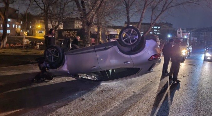 Bursa'da direksiyon başında fenalaştı, direğe çarpıp takla attı!