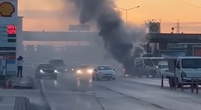 Bursa'da seyir halindeki otomobil alev alev yandı!