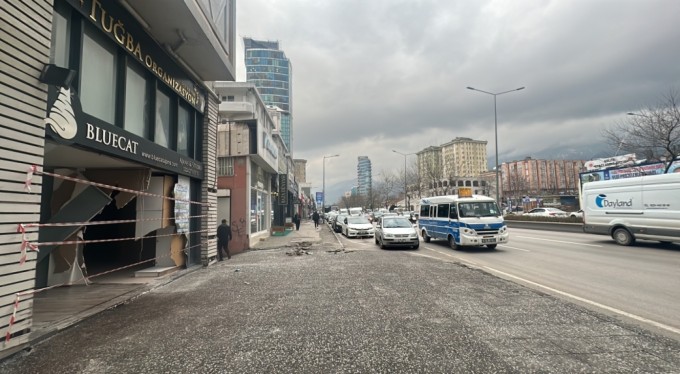 Bursa'da kontrolden çıkan otomobil dükkana girdi!