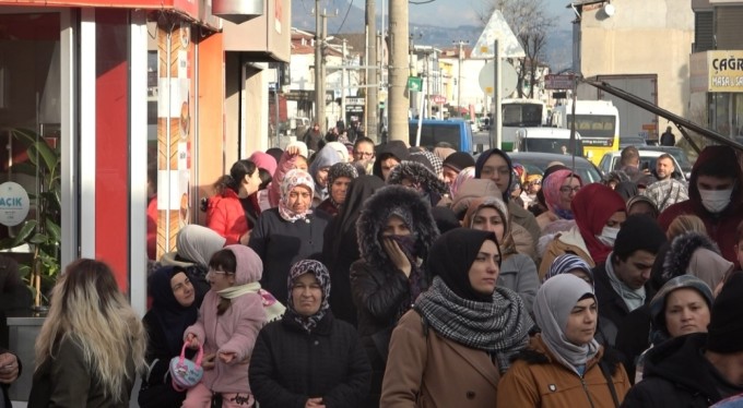 Bursa'da 20 liraya paspas, 50 liraya tencere almak için saatlerce sıra beklediler