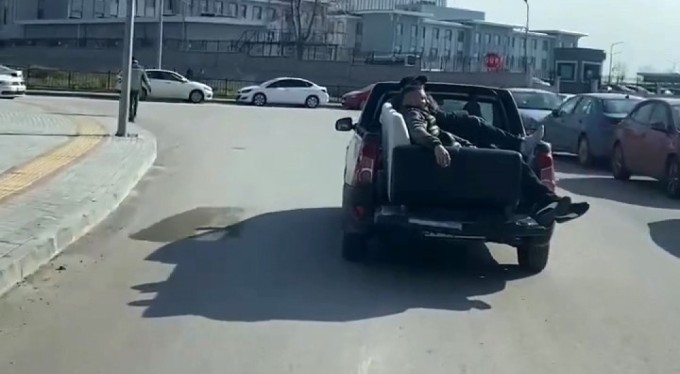 Bursa'da kamyonet kasasında tehlikeli yolculuk!