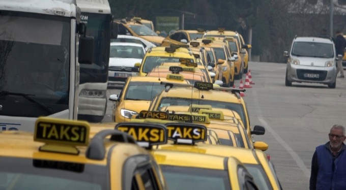 Bursa'da tarife güncellemek isteyen taksiciler uzun kuyruklar oluşturdu