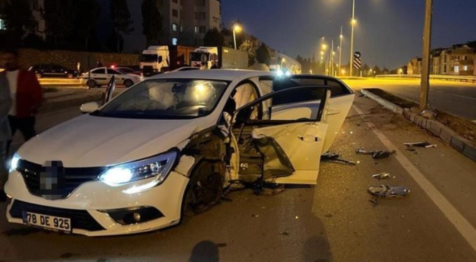 Bursa'da iki otomobil çarpıştı: 4 kişi yaralandı