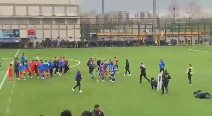 Bursa'da futbol sahası boks ringine döndü!