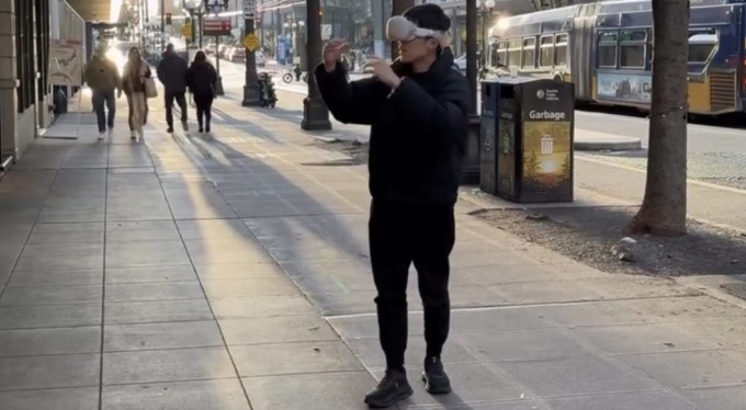 Apple'ın yeni gözlüğü ABD sokaklarını bilim kurgu filmlerine çevirdi