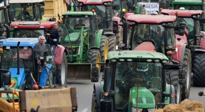 İspanyol çiftçiler AB'nin tarım politikalarını protesto etti