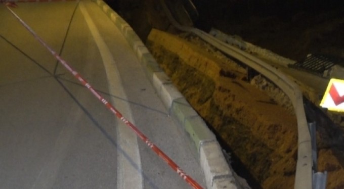 Bursa'da yol çöktü, ulaşım bir süreliğine trafiğe kapatıldı