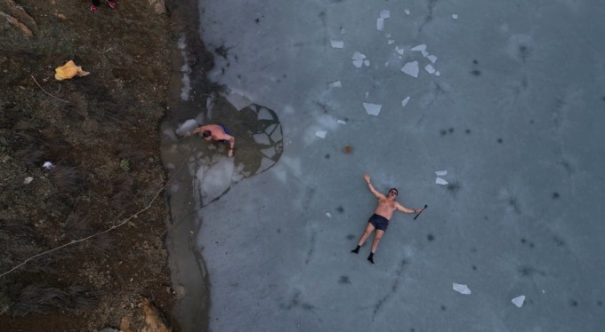 Bursa'da donan göle girme geleneğini bu sefer gençlerle sürdürdü