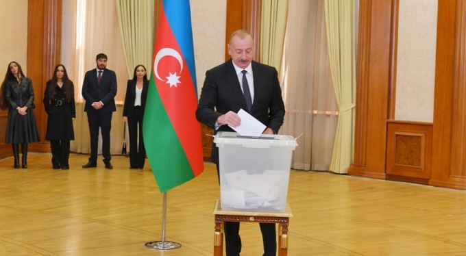 Azerbaycan Cumhurbaşkanı Aliyev, oyunu işgalden kurtarılan Hankendi'de kullandı