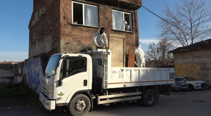 Bursa'da evden kamyon dolusu çöp çıktı! "Kızımın çeyizlerini atıyorsunuz"