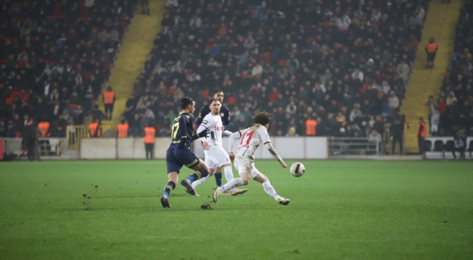 Fenerbahçe çeyrek finalde! Gaziantep'te Batshuayi şov!