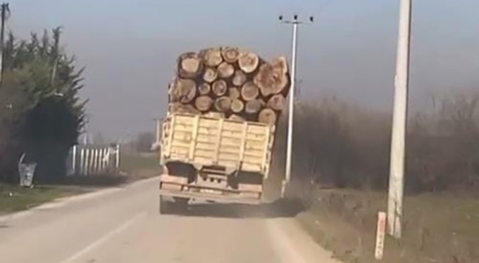 Bursa'da tomruk yüklü kamyonetin tehlikeli yolculuğu kamerada