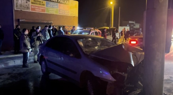 Bursa'da alkollü sürücü kaza yaptı! 3 arkadaş otomobilde sıkıştı