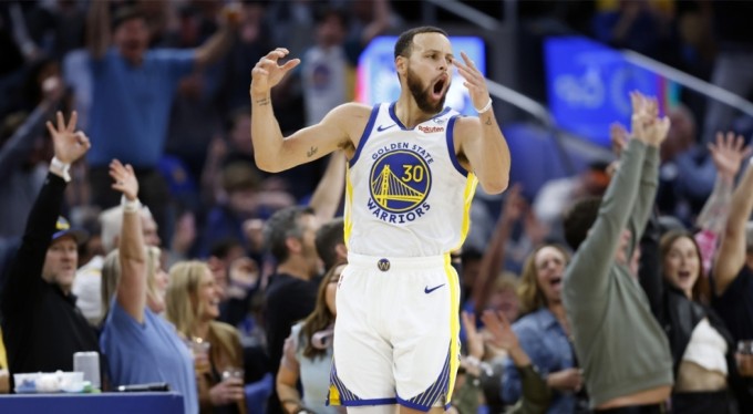 Stephen Curry'den Indiana potasına 42 sayı