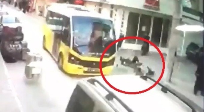 Bursa'da yola aniden çıkan iki arkadaşa minibüs çarptı, biri hayatını kaybetti!