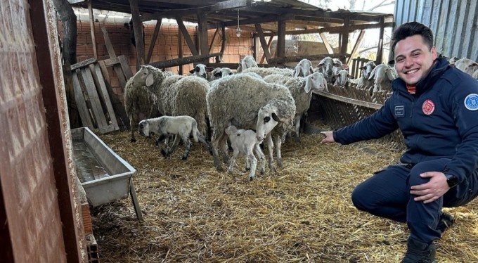 Bursa'da kuyuya düşen kuzuyu itfaiye kurtardı