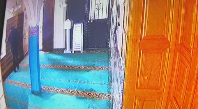 Bursa'da cemaatin ayakkabılarını denedi, kendine olanı çaldı