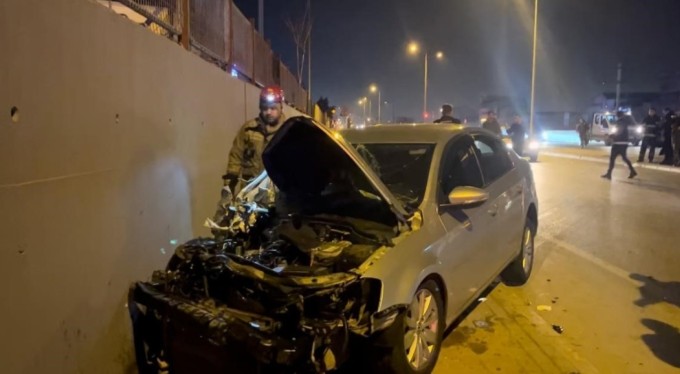 Kamyonete çarpıp savrulan otomobil duvara çarparak durabildi