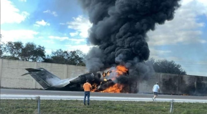 Florida'da otoyola inen küçük uçak araca çarpıp alev aldı: 2 ölü