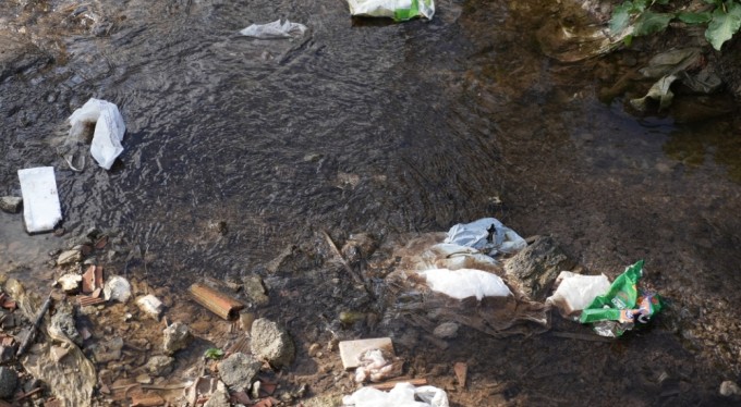 Bursa'da çevre katliamı! Kimyasal dökülen dere kızıla büründü