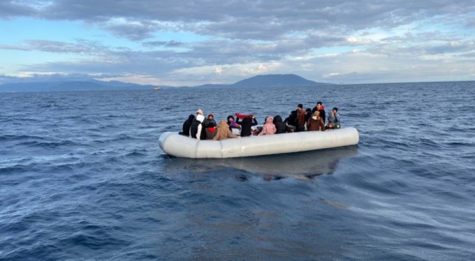 İzmir açıklarında 23'ü çocuk 43 göçmen kurtarıldı
